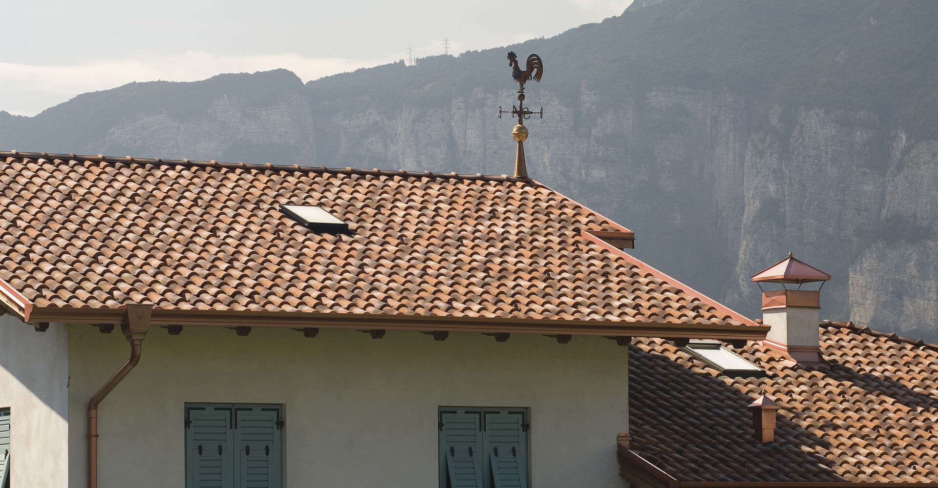 גגות רעפים | טוגננה מסרות שזוהרת למרחקים